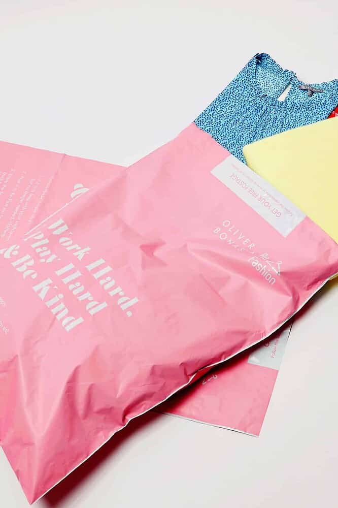 Re-Fashion mailing bags with clothing coming out